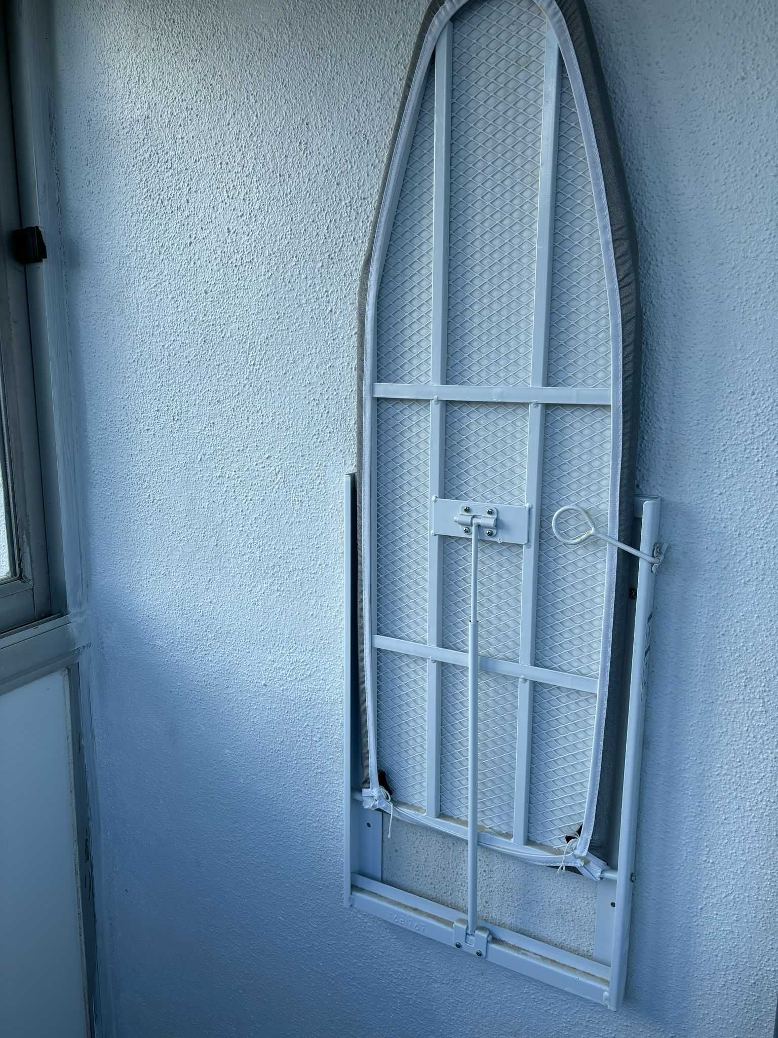 Tabua de passar a ferro com suporte de parede