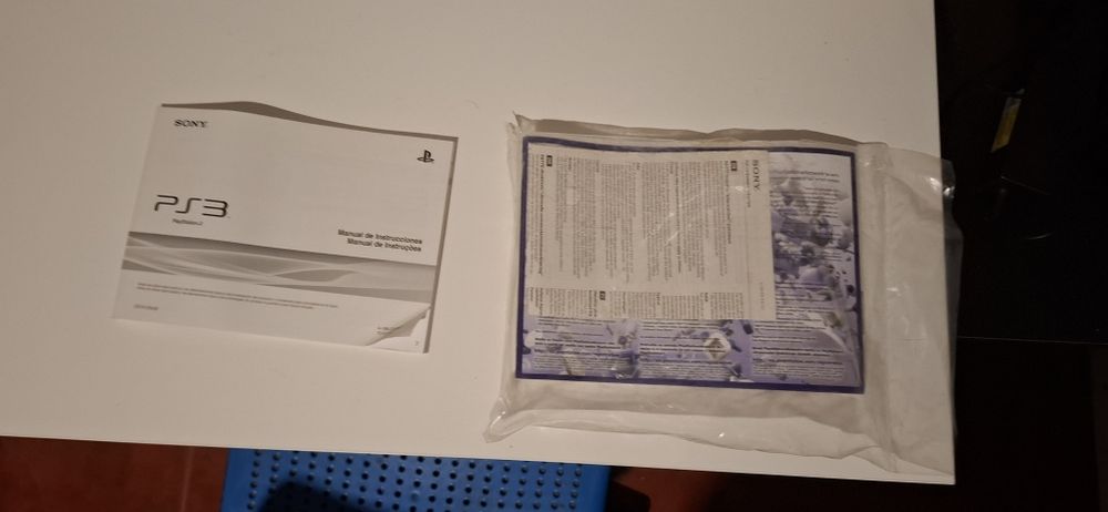 PS3 Slim 320 GB + 2 comandos + 2 microfones + 12 jogos + caixa e manua