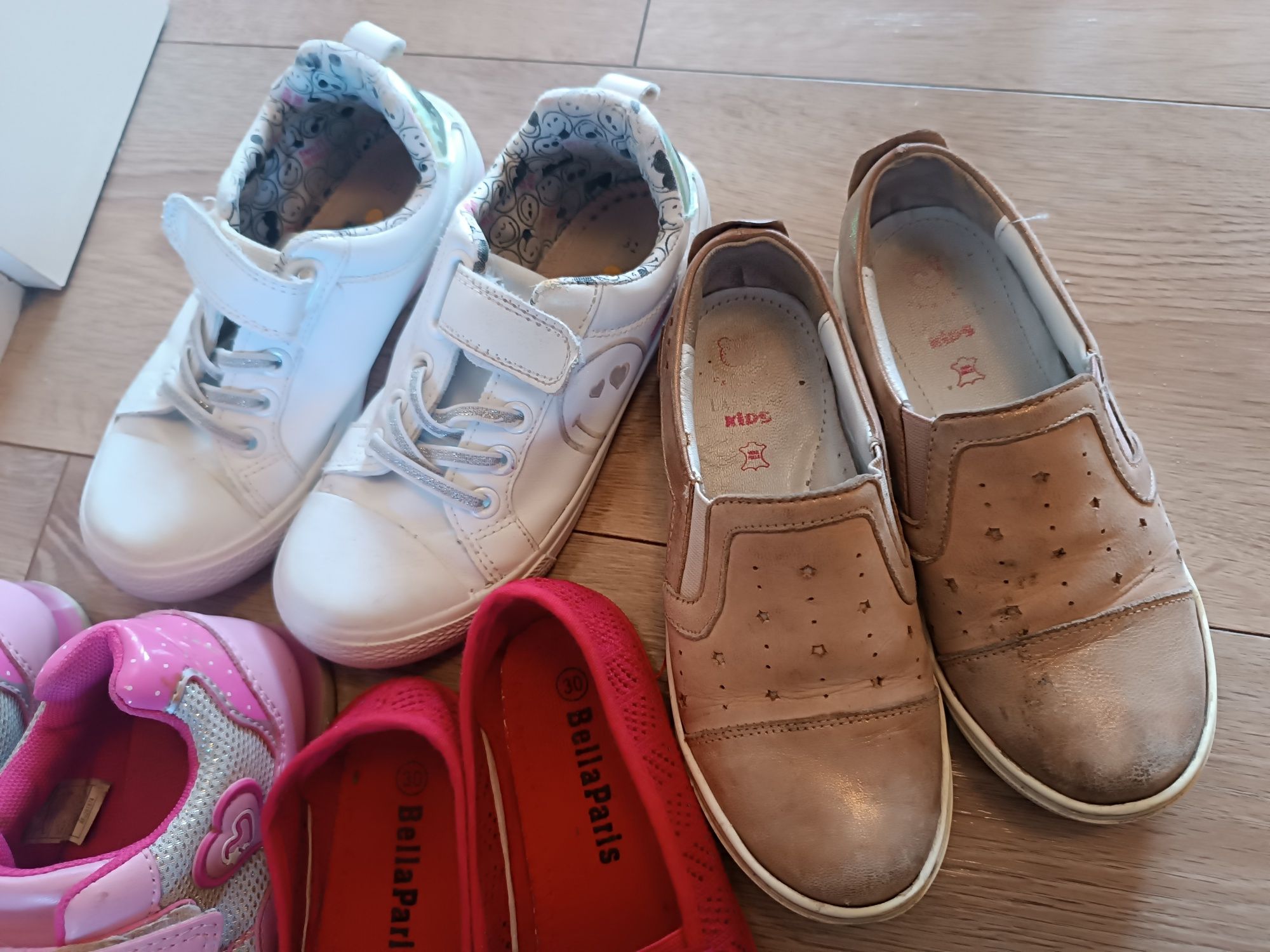 Cztery pary butów dla dziewczynki 30