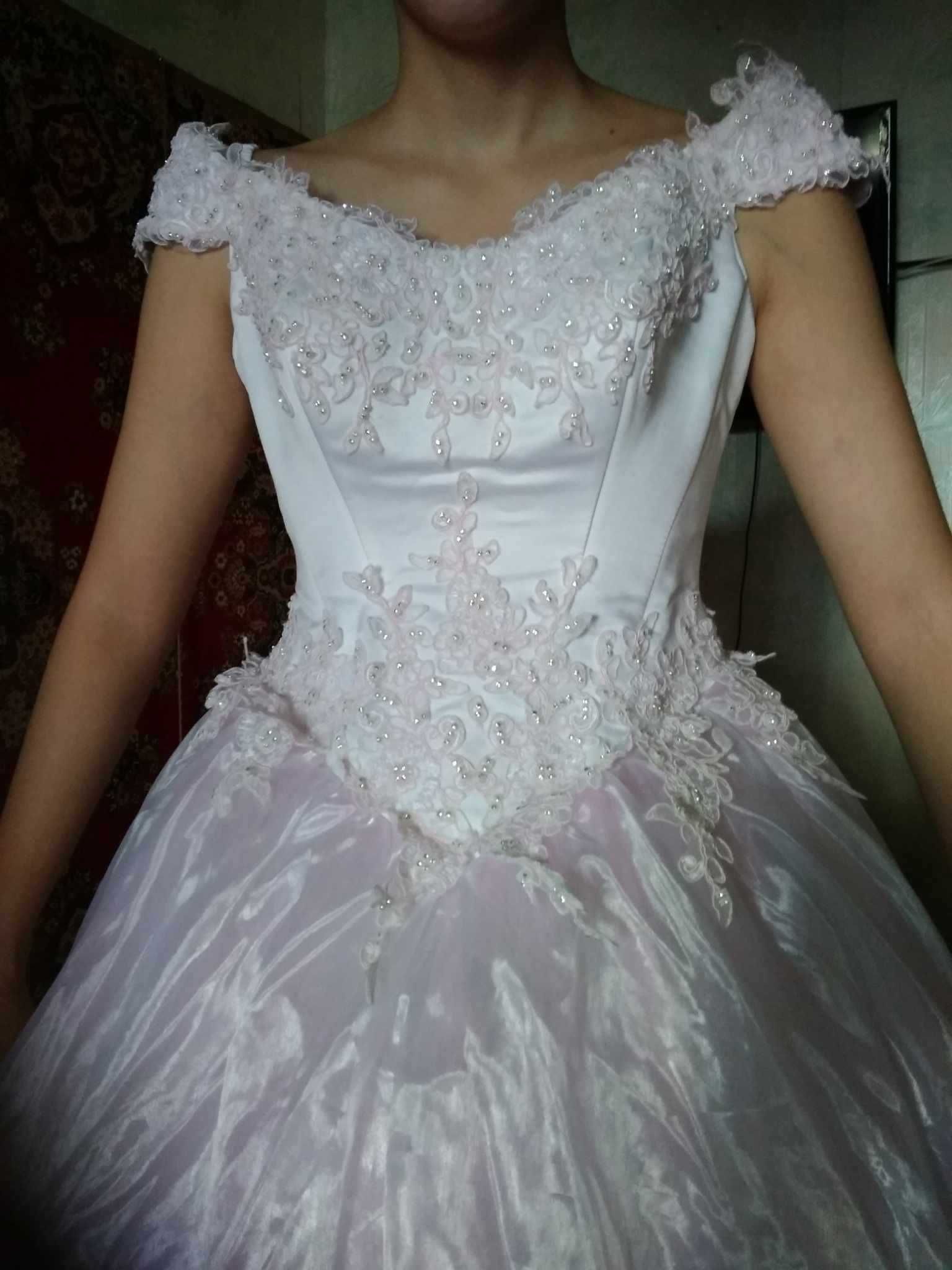 весільна сукня ніжно рожевого відтінку