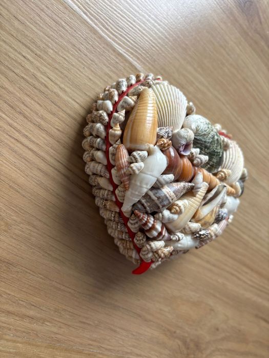 Pudełko z prawdziwymi muszelkami  w kształcie serca, szerokość 14 cm