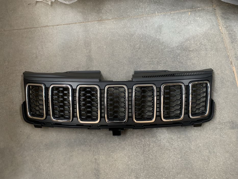 Решітка радіатора Grand Cherokee 2017-2020 ліцензія Черокі