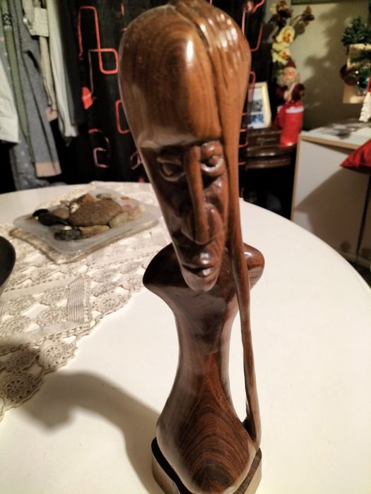 Estátua em madeira, assinada