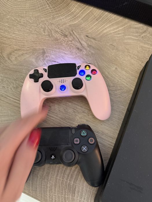 Playstation 4 , 2 pady + gry !