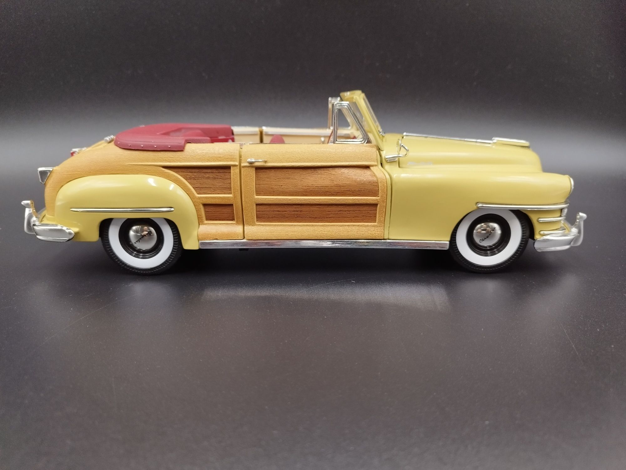 1:18 Motor City Classics 1948 Chrysler Town Country Convertible model