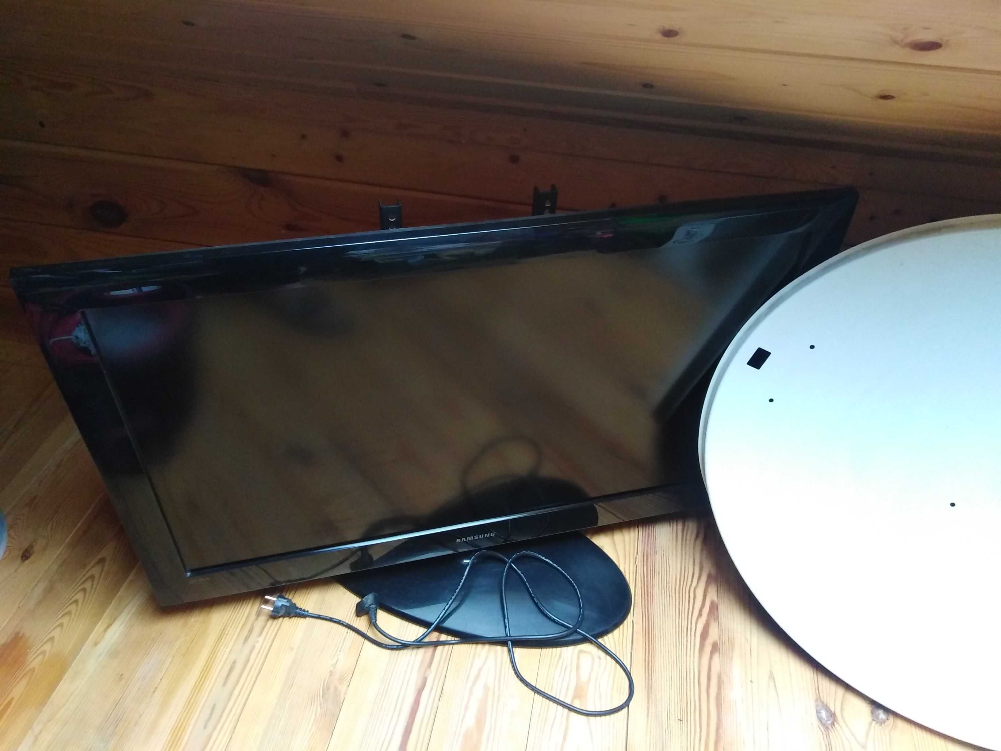 Telewizor LCD Samsung 40" + antena nowa +mechanizm do ściany uchwyt