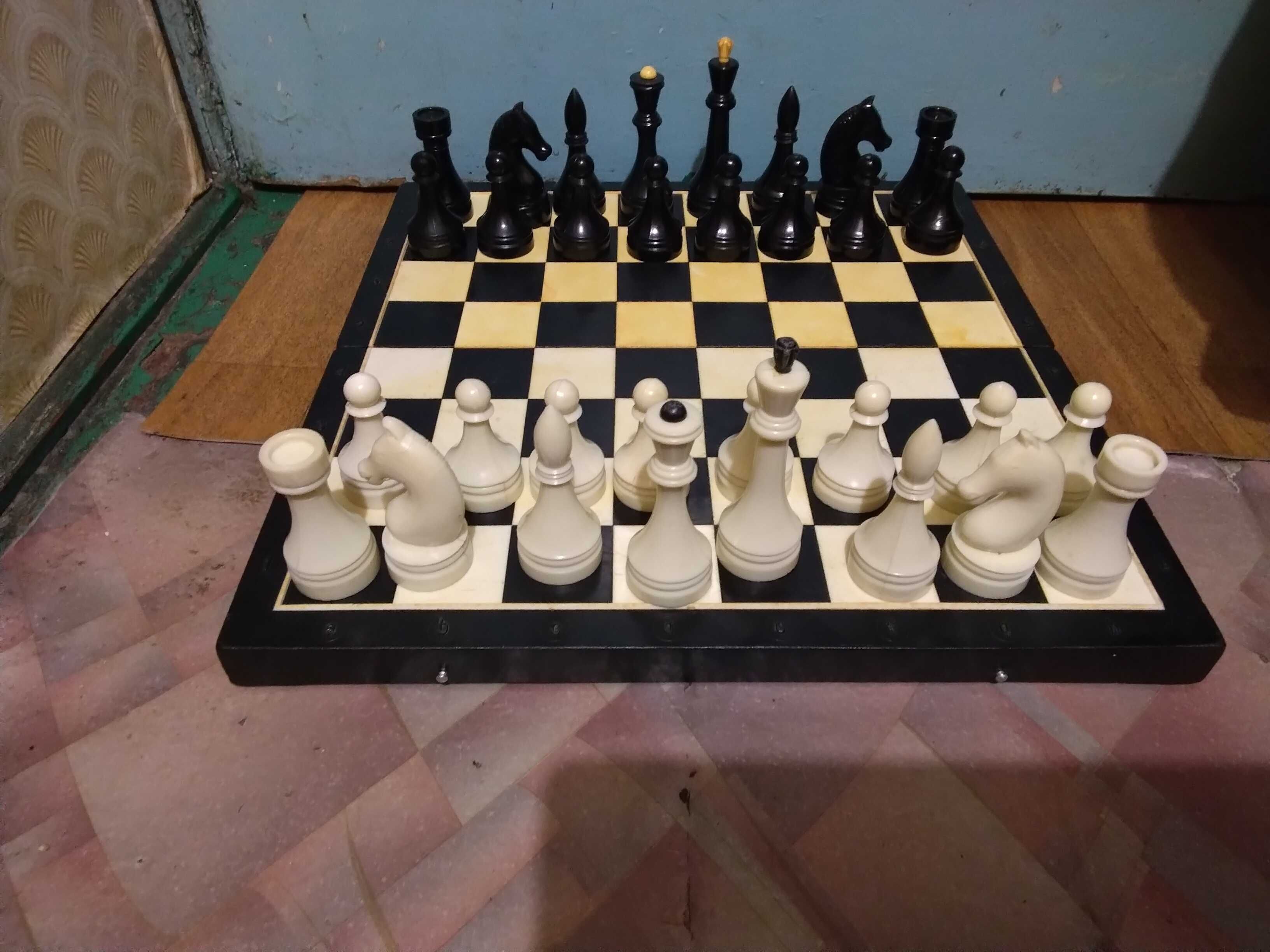 Шахматы,шашки разные-дерево,пластик