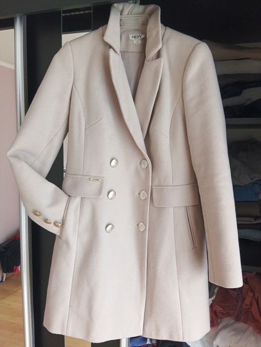 Elegancki,wełniany płaszcz damski w kolorze beżowym.