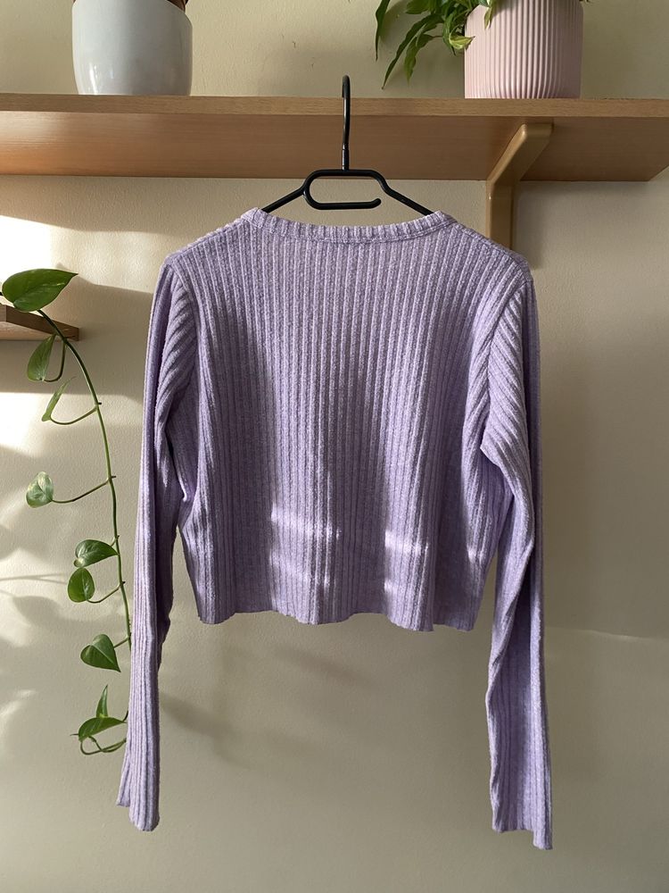 Liliowy sweterek rozpinany Bershka rozmiar M