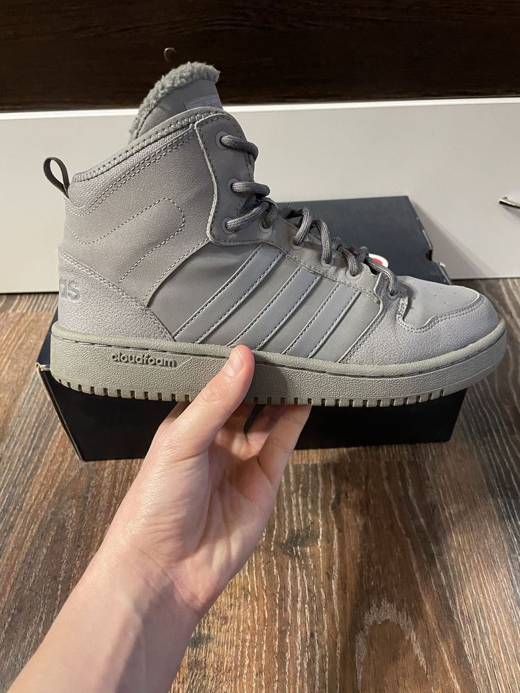 Кросівки Adidas.