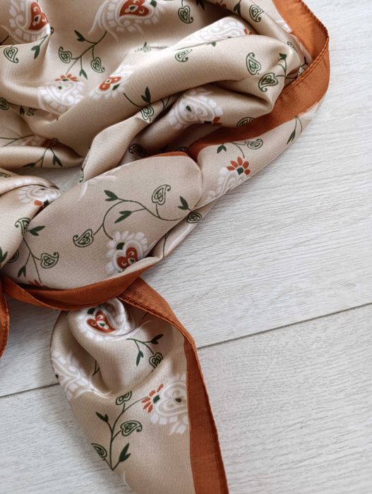 Chustka we wzorki karmel beż