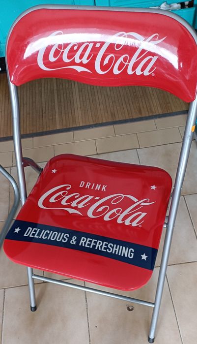 Mesa e cadeira rebatíveis