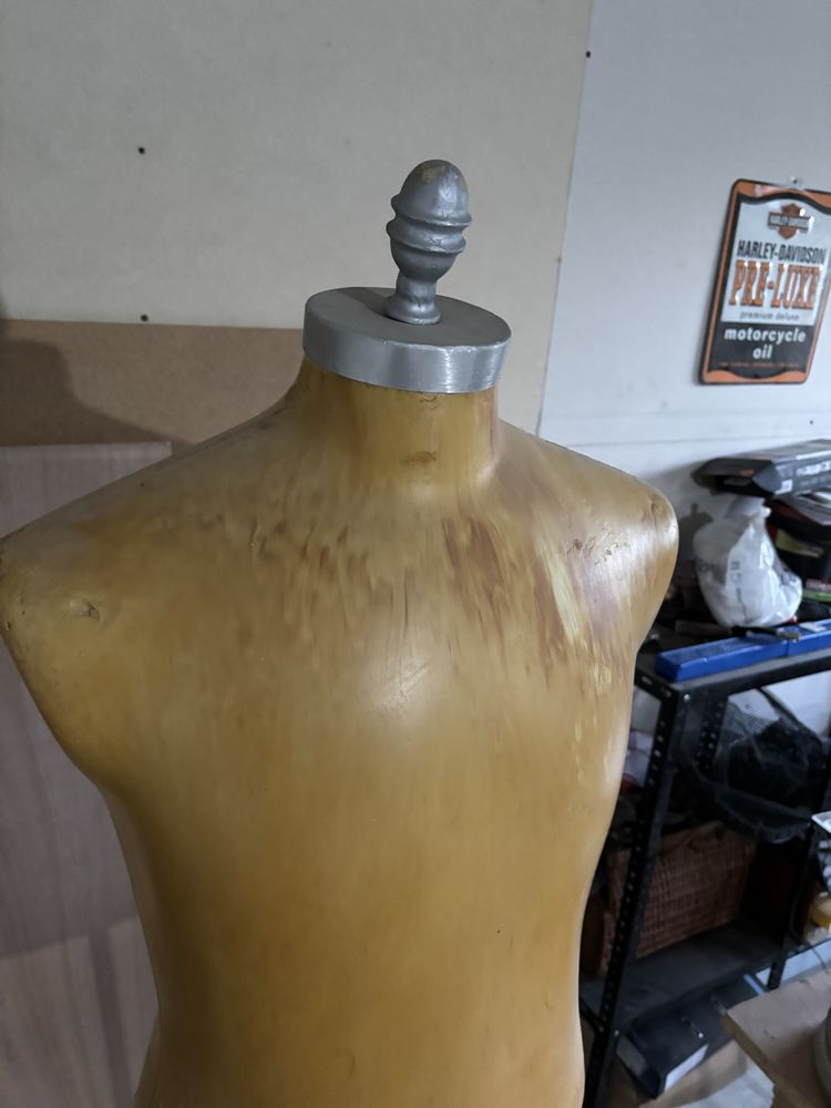 Busto masculino com pé em ferro fundido. Base com pedal e rodas