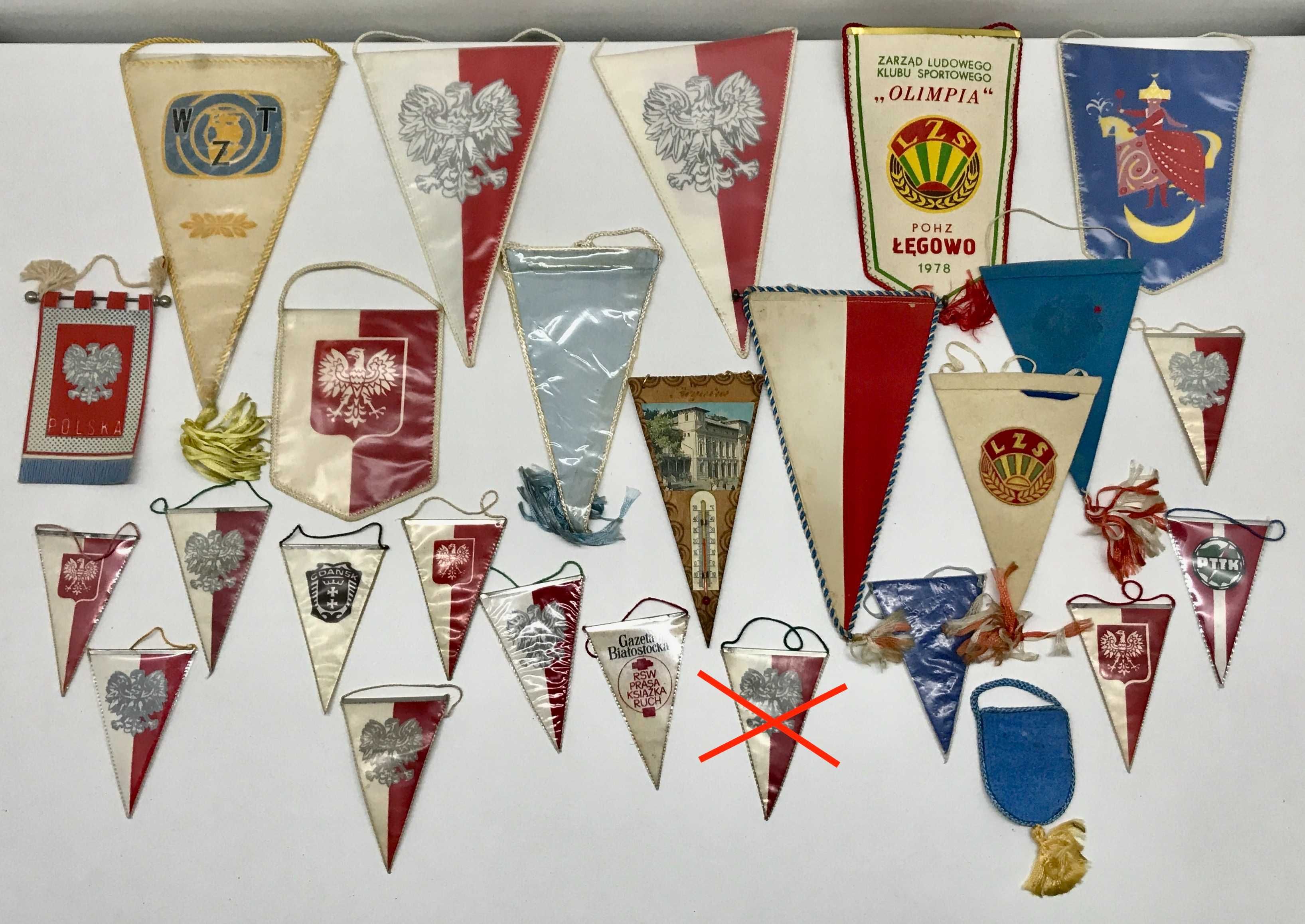Zestaw 24 proporczyków chorągiewek z godłami miast Polski okres PRL