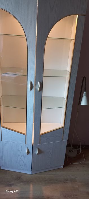 Szafka   z szklanymi półkami