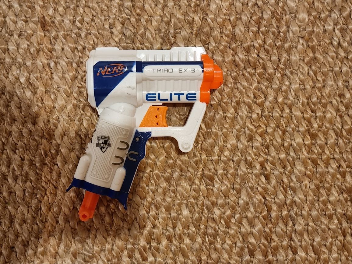 mały pistolet NERF