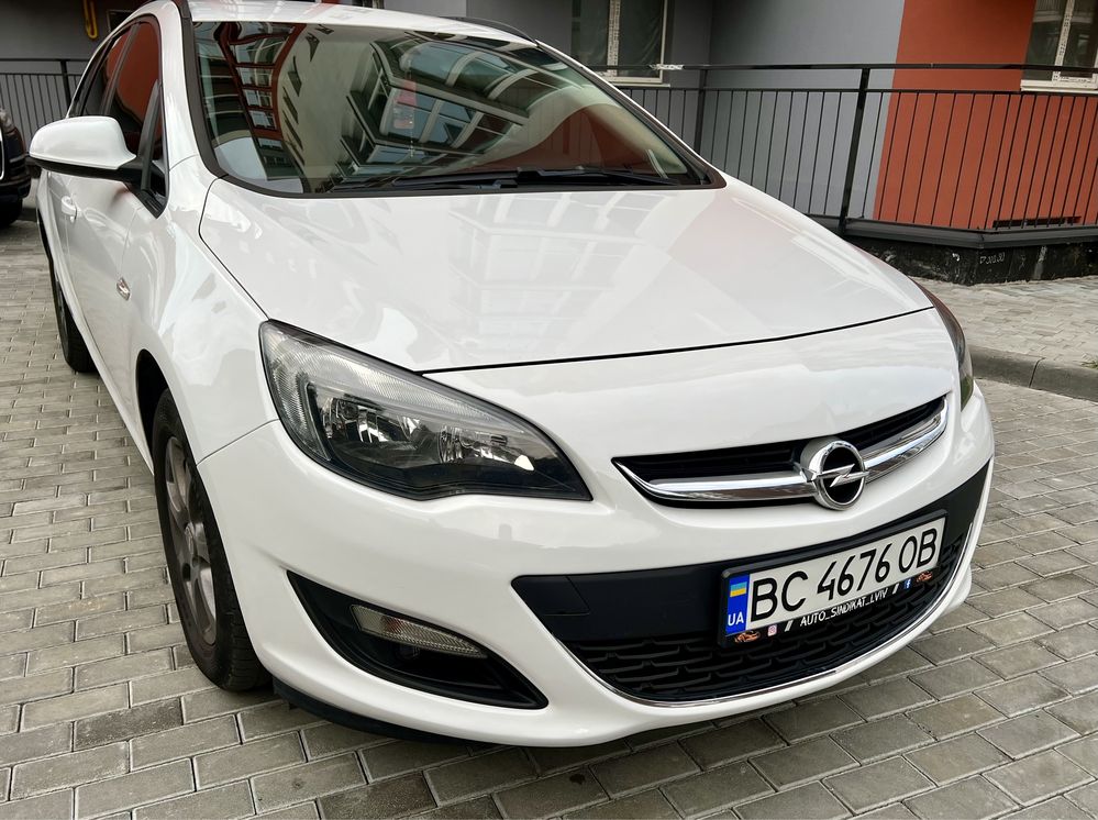 Opel Astra j 2015 року 1.6дизель