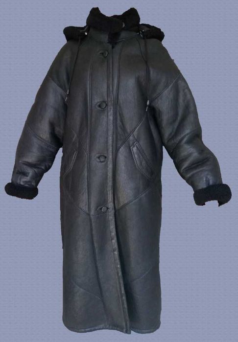 Kożuch damski z naturalnej owczej skóry w kolorze czarnym.Stan idealny