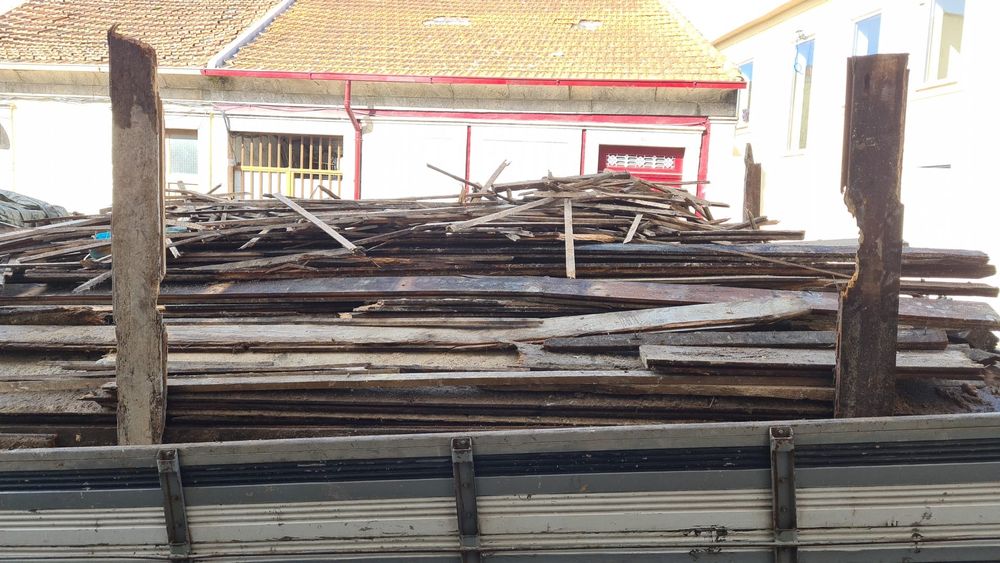 Madeira oriunda de demolição para queimar lareira fornos