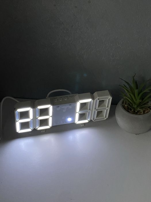 Цифровий електронний годинник на робочий стіл