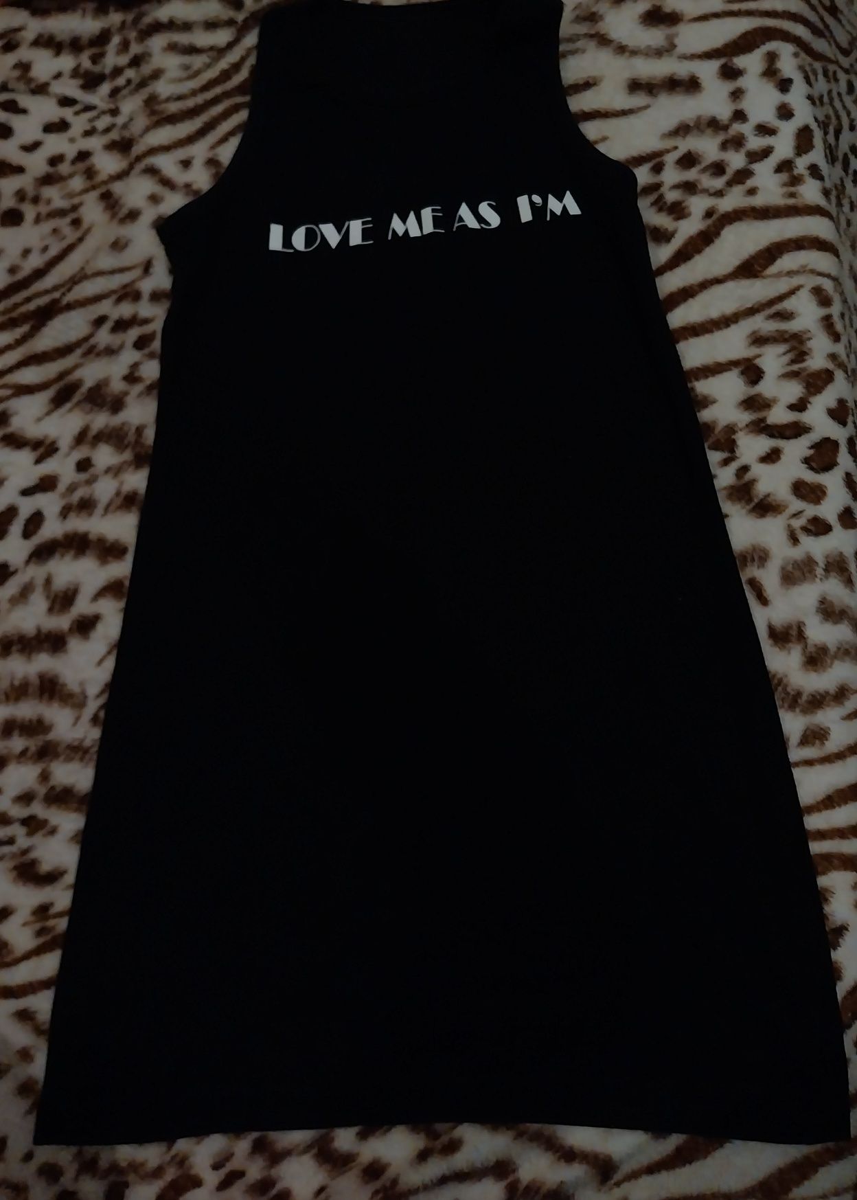 Vestido até ao joelho com decote redondo