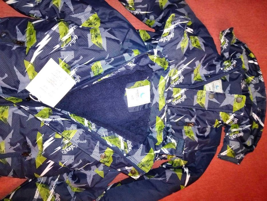 Продам новую тёплую куртку осенняя зимняя демисезонная для мальчика