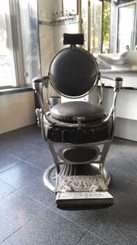 Cadeiras de barbeiro antigas.