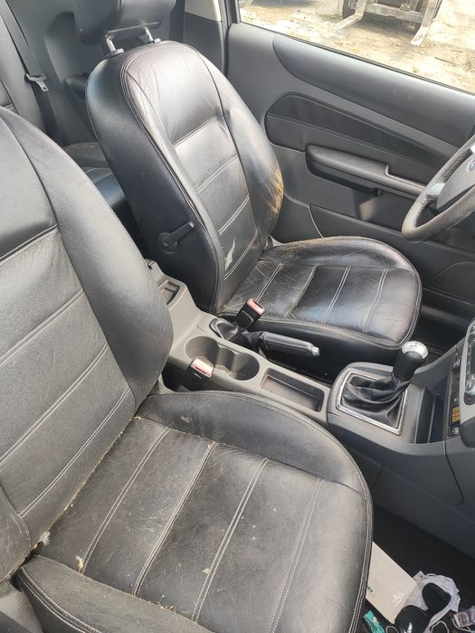 Ford Focus MK2 maska