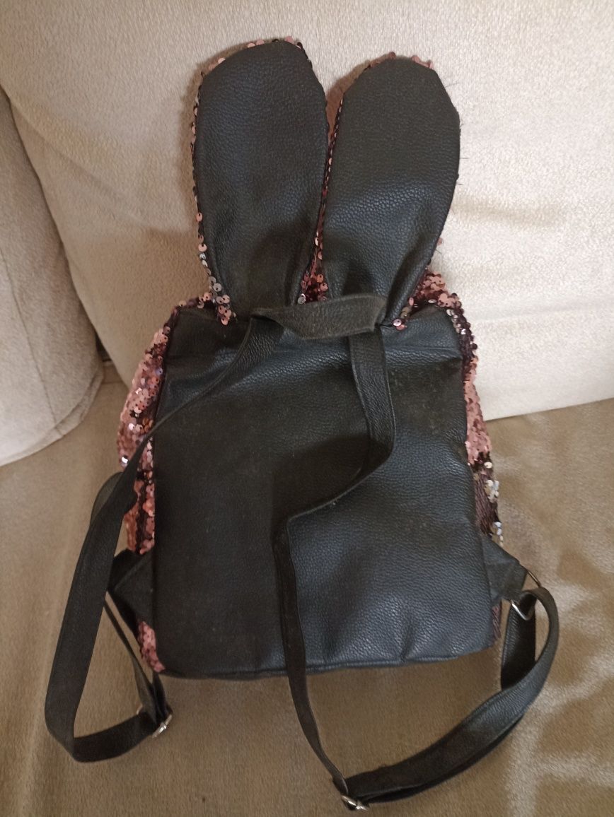 Mochila da LOL com lantejoulas e orelhinhas de coelho