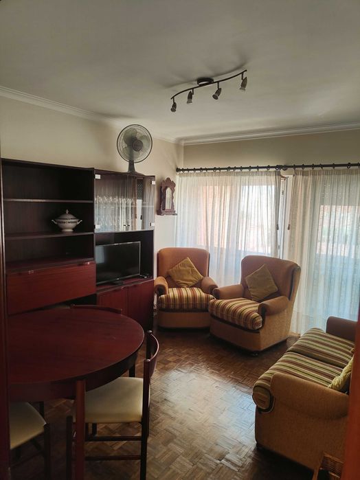 Apartamento T2, mobilado, no centro da Parede, a 10 min. a Pé da praia