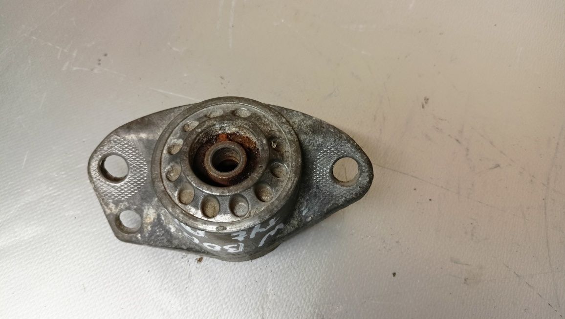 VW Bora 1, 9 TDI mocowanie amortyzatora tylnego