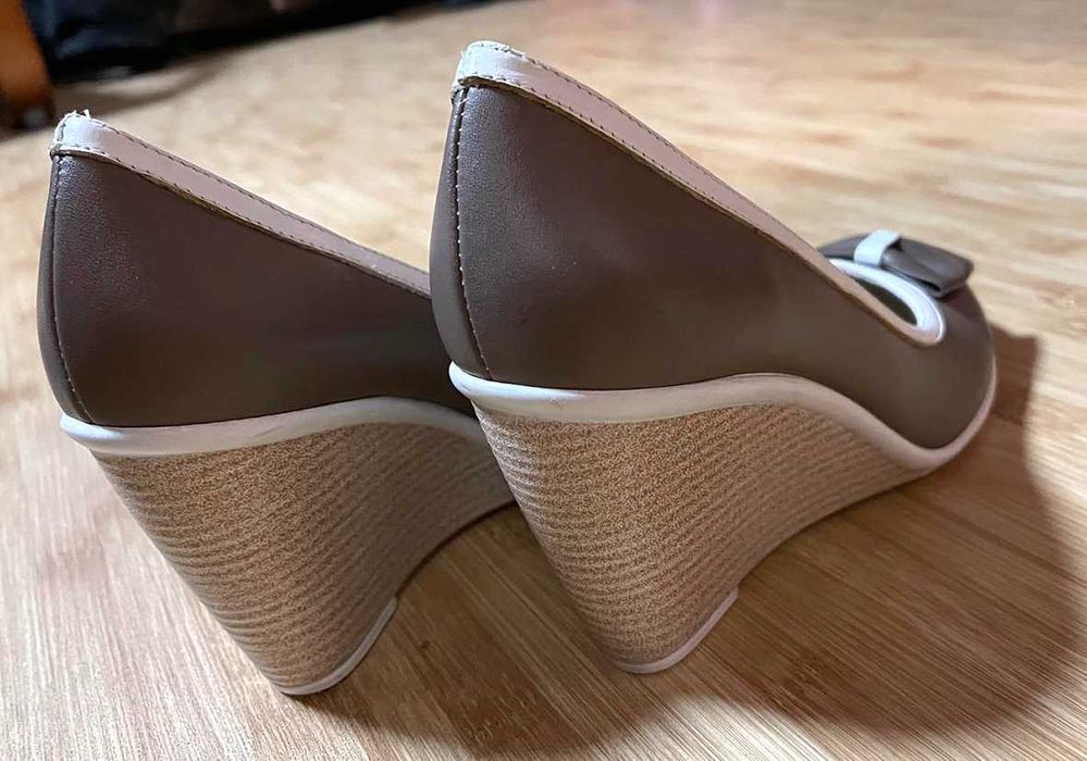 новые женские красивые туфли на танкетке