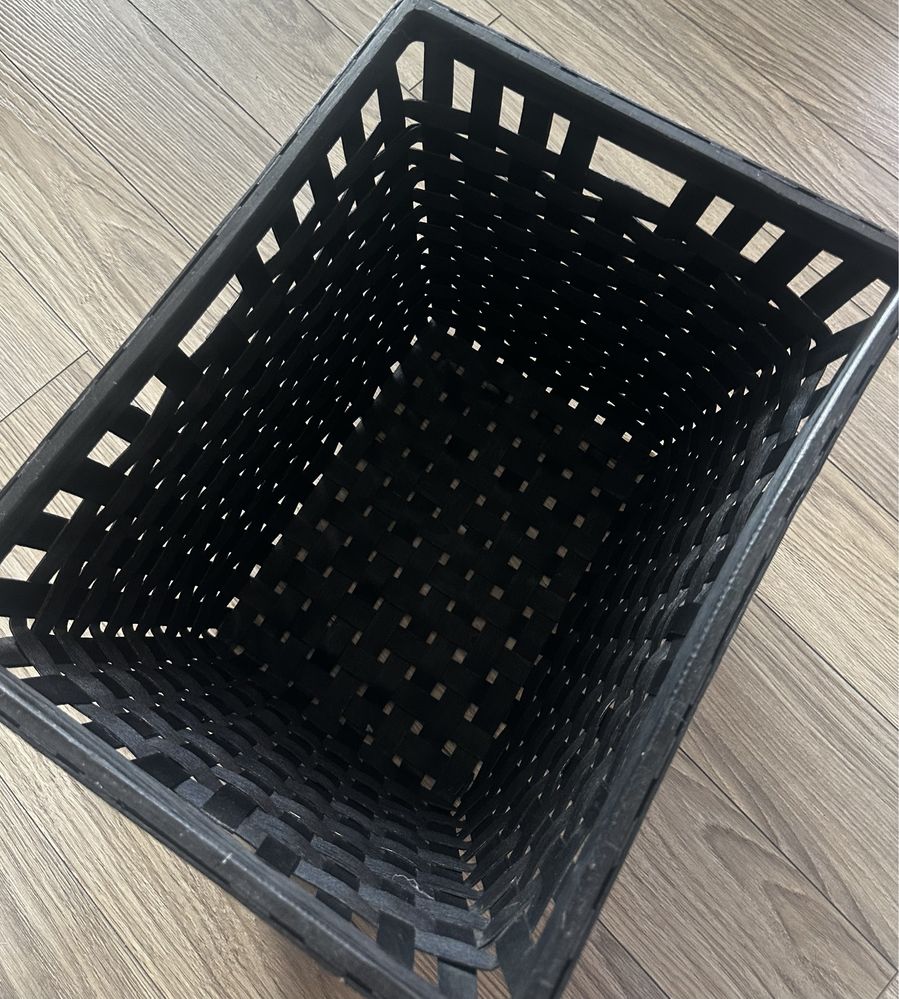 Czarny kosz wiklinowy marka IKEA