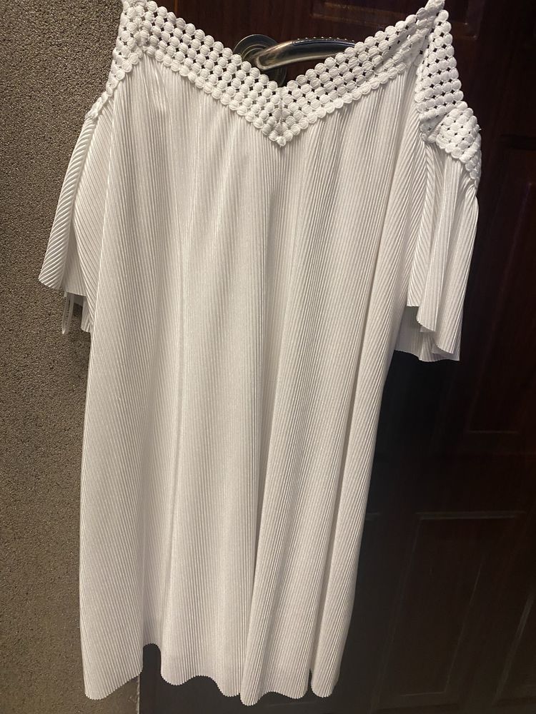 Biała letnia sukienka Guess roamiar M
