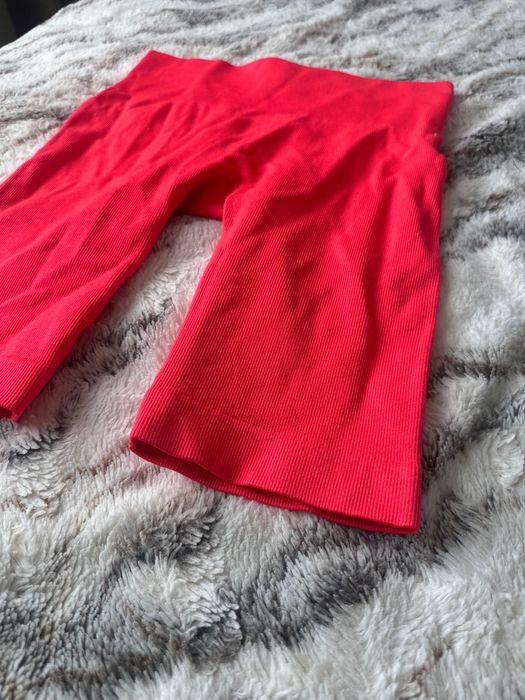 Яскраві морквяні шорти в рубчик