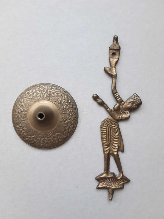 Stara figurka świecznik z mosiądzu z antyczną lub egipską boginią