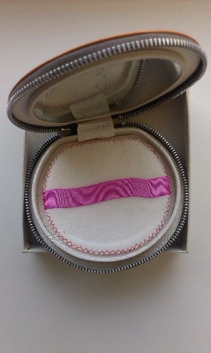 Продам  старинную китайскую женскую пудреницу