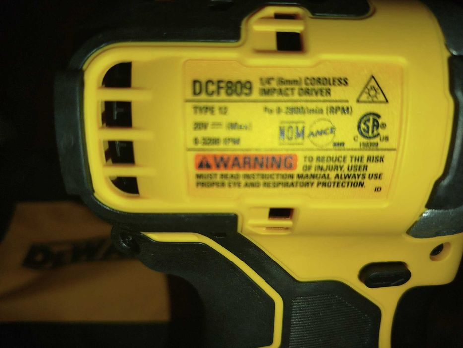 шуруповерт імпакт  DeWalt DFC 809 зарядне та батарея 2А