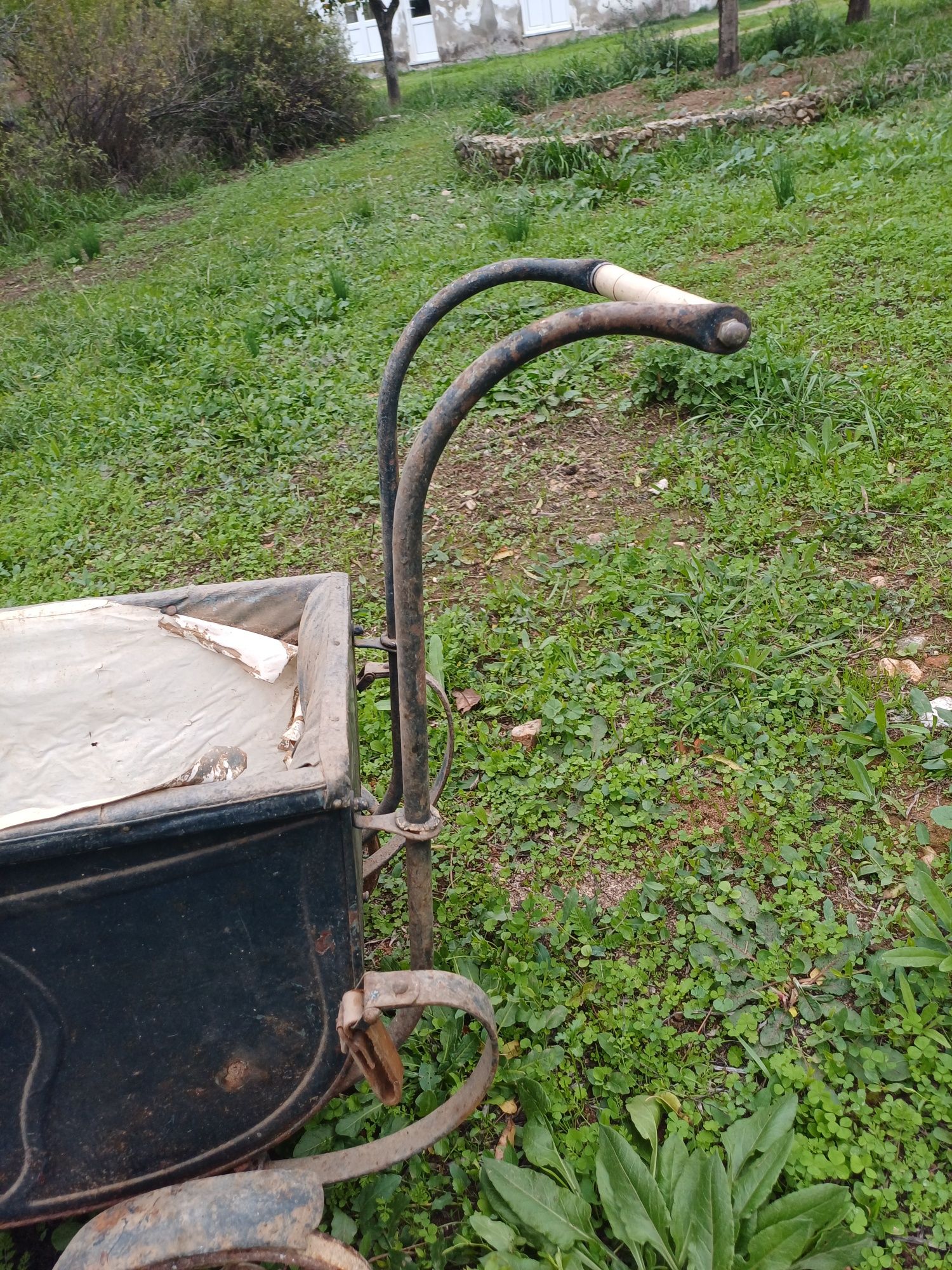 Carrinho de bebé muito antigo para restauro