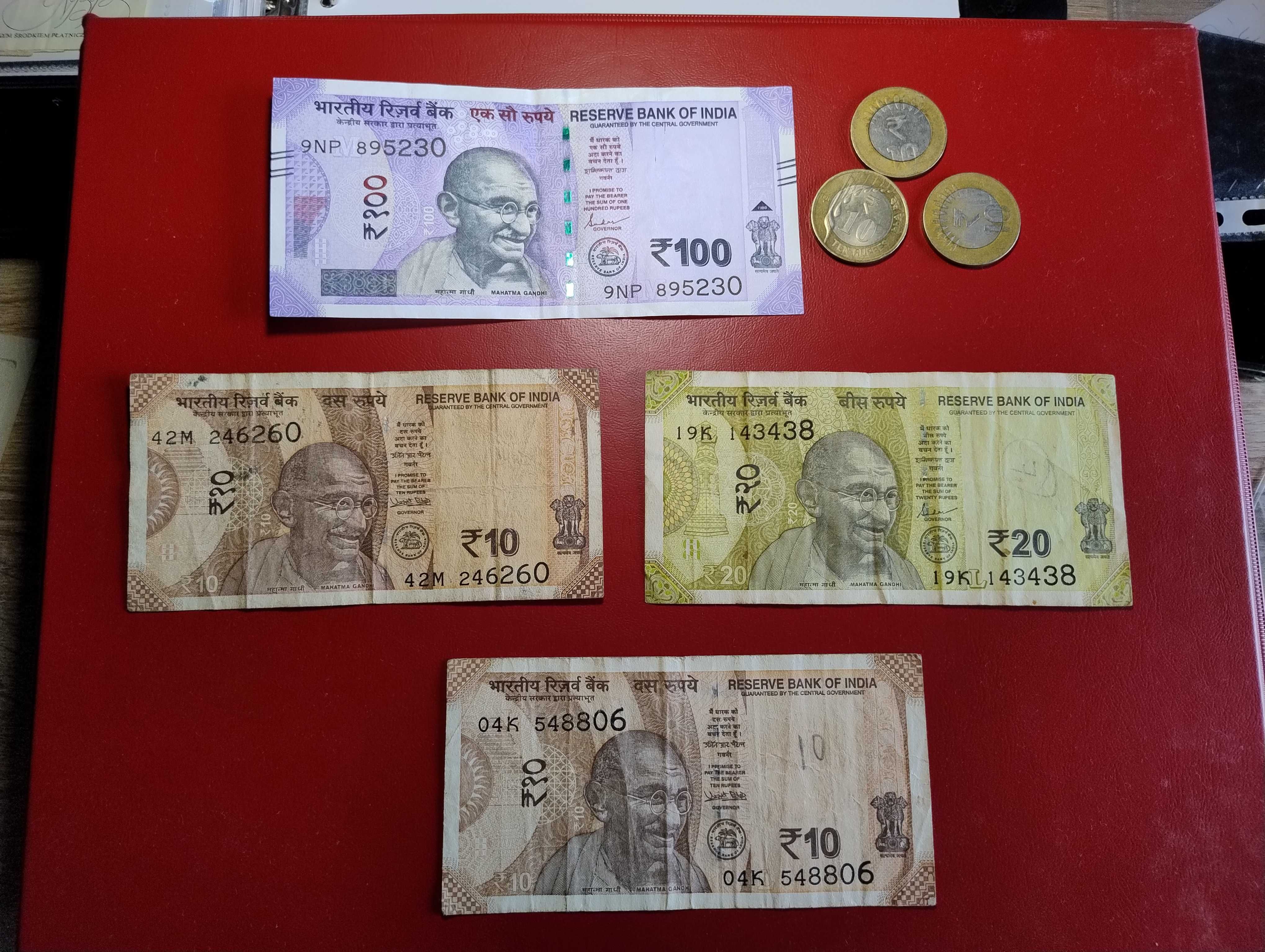 Banknoty i monety 100 rupii 20 rupii 10 rupii monety 10 rupii. Indie