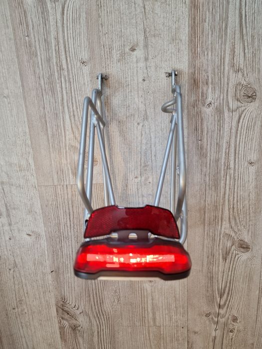 Bagażnik rowerowy tylny aluminiowy Gazelle z lampką