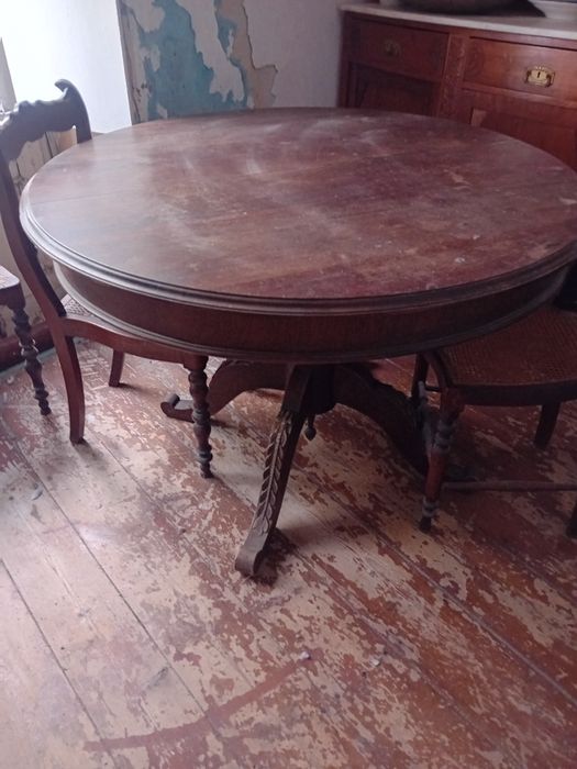 Mesa antiga com algumas marcas de uso