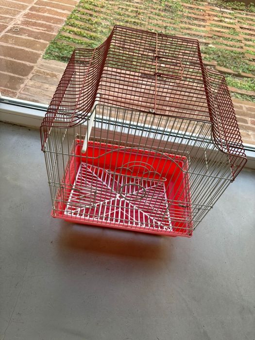 Dá-se Gaiola vermelha  para aves