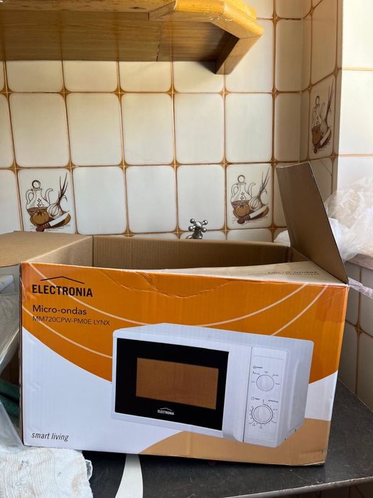 Microondas Electronia branco praticamente novo e dentro da garantia