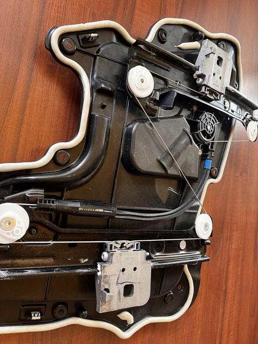 Tesla model 3 склопідіймач в зборі 1096623-06-F