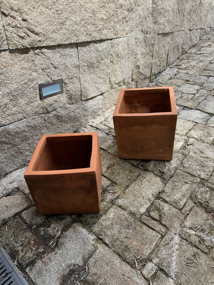 Vasos terracota, feitos manualmente