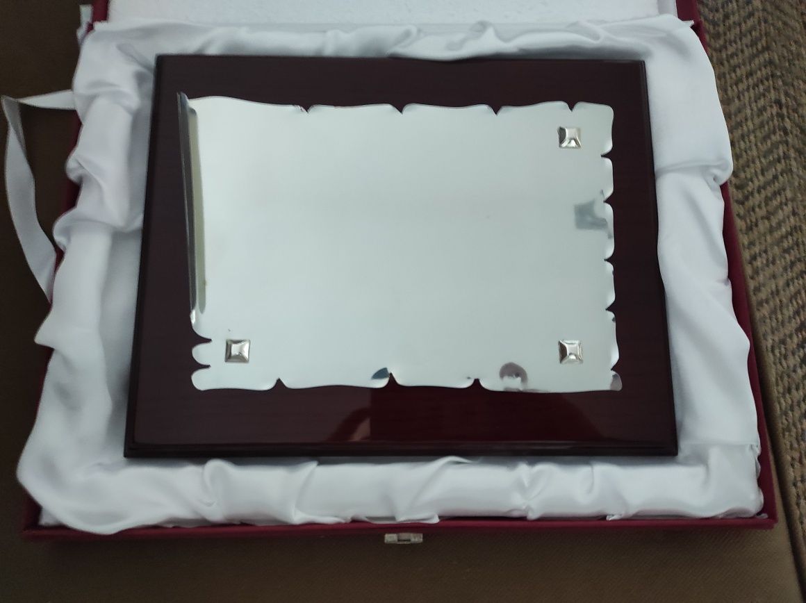 Placa de homenagem em madeira e prata para gravação.