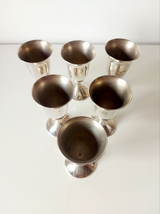 Conjunto de 6 calices em casquinha. Banho de prata.
Peças com banho de