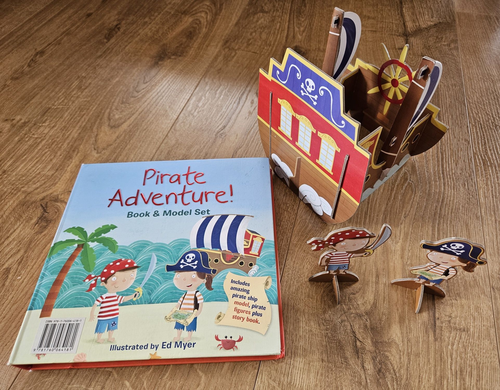 Pirate Adventure książka i model statku