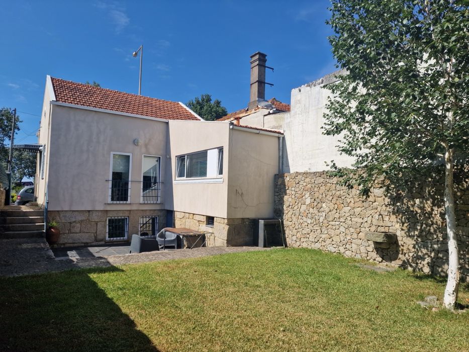 Casa independente com jardim